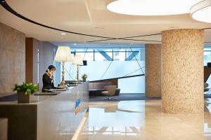 The lobby or reception area at Howard Johnson by Wyndham Incheon Airport