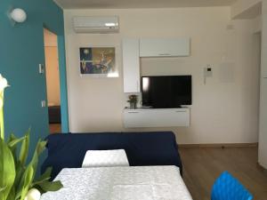 A television and/or entertainment centre at Tempo Di Sole con Serv Spiaggia