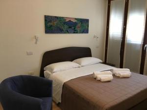 A bed or beds in a room at Tempo Di Sole con Serv Spiaggia