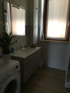 A bathroom at Tempo Di Sole con Serv Spiaggia Még 37 kép