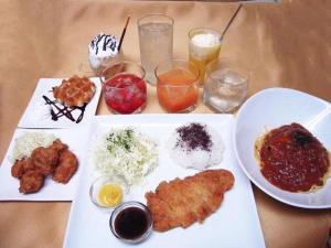 uma mesa com um prato de comida numa mesa em Hotel Gee (Adult Only) em Sakai
