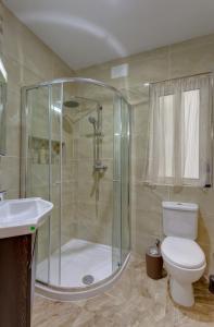 ein Bad mit einer Dusche, einem WC und einem Waschbecken in der Unterkunft La Rive Apartment in Sliema