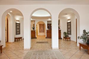 - un couloir avec une arche dans une maison dans l'établissement Hotel Libyssonis, à Porto Torres