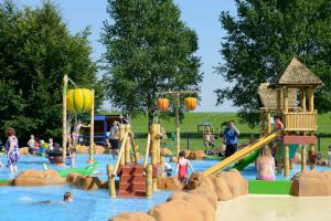 un grupo de niños jugando en un parque acuático en RCN Zeewolde en Zeewolde