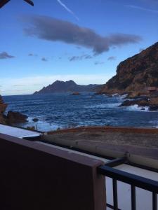 uma vista para o oceano a partir de uma varanda em Le monte rosso em Porto Ota
