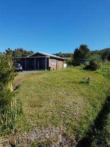 una casa en medio de un campo de hierba en le belair, en Carosse