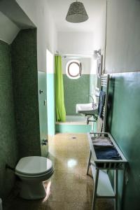 ein Badezimmer mit Toilette und Waschbecken in der Unterkunft Villa Malacari in Offagna + 48 Fotos