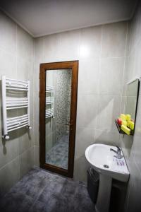 Bilik mandi di Hotel Old Borjomi