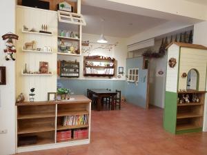 Biblioteca nella stanza in casa privata