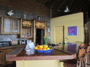 una cucina con un cesto di frutta su un bancone di Marula Cottage Guest Lodge a Thabazimbi
