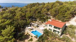 eine Luftansicht eines Hauses mit Pool in der Unterkunft Villa Stina in Baška Voda