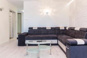 a living room with a couch and a table at udanypobyt Apartament Silver Centrum in Zakopane