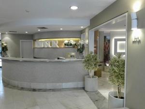 un vestíbulo con una zona de espera con macetas en Hotel Windsor, en Funchal