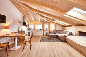 a bedroom and living room with a bed and a kitchen at Ferienwohnung Ostermair Apartment Gudiberg in Garmisch-Partenkirchen