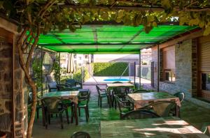 A restaurant or other place to eat at Apartamentos Rurales El Prado