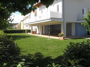 une maison avec une pelouse devant elle dans l'établissement B&B Baratoff, à Pesaro