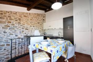 eine Küche mit einem Tisch und einem Tischtuch darauf in der Unterkunft Appartamento Galileo in Poggi