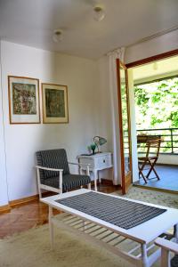 d'un salon avec une table et des chaises ainsi que d'une terrasse. dans l'établissement Apartmani15, à Aranđelovac
