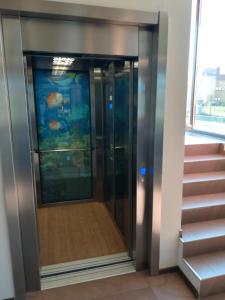 - un ascenseur dans un immeuble avec un aquarium dans l'établissement Hotel SPA Activia, à Jastrzębia Góra