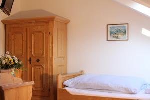 Ένα ή περισσότερα κρεβάτια σε δωμάτιο στο Hotel Haus Kirsch