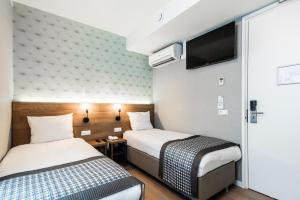 Postel nebo postele na pokoji v ubytování Melrose Hotel