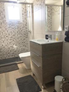 een badkamer met een wastafel, een toilet en een douche bij Location! 15m to Beach Mojacar in Mojácar