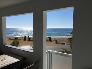 een kamer met 2 ramen met uitzicht op de oceaan bij Location! 15m to Beach Mojacar in Mojácar