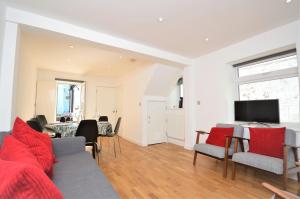 Televiisor ja/või meelelahutuskeskus majutusasutuses Pebble Cottage