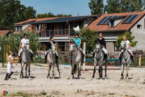 um grupo de pessoas andando a cavalo em frente a uma casa em Silver Horse Ranch em Békés