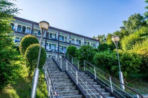 凯蒂赖贝西Ośrodek Wypoczynkowy Eden Kąty Rybackie的楼梯通往一栋建筑,