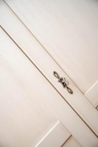 a close up of a drawer with a chain at B&B La Casa Nel Giardino in Piano di Sorrento