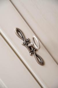 a pair of scissors on a white drawer at B&B La Casa Nel Giardino in Piano di Sorrento
