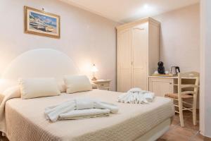 a bedroom with a bed with towels on it at B&B La Casa Nel Giardino in Piano di Sorrento