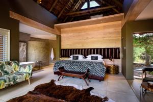 Postel nebo postele na pokoji v ubytování Lush Private Game Lodge + 37 fotografií