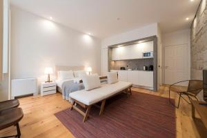 ポルトにあるLovelyStay - Rico's Apartment - Almada 1ºFのベッドルーム1室(ベッド1台付)、リビングルームが備わります。