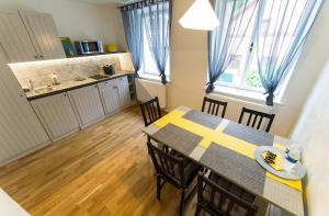 Kuchyňa alebo kuchynka v ubytovaní Babylon Apartmány