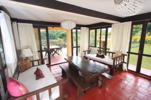 uma sala de estar com um sofá e uma mesa em Porta Verde Resort Villas Caliraya em Cavinti