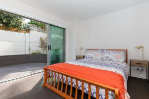 Krevet ili kreveti u jedinici u okviru objekta Modern, Spacious Home on Popular Muricata Av - Enjoy Beach, Surf & Sun