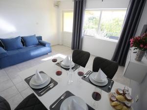 Χώρος καθιστικού στο Holiday Home in Bibinje near Beach +32 φωτογραφίες