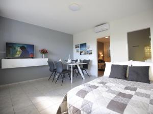 Postel nebo postele na pokoji v ubytování Apartment in Bibinje with Adriatic Views + 32 fotografií