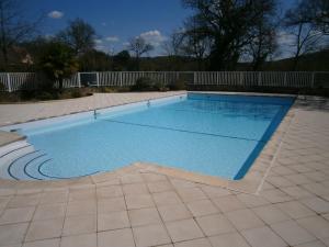 una grande piscina in un cortile di La Chenillette a Carsac-Aillac