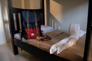un letto con uno zaino e un libro sopra di ParmView Inn a Legazpi