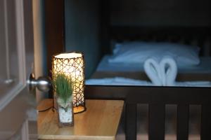 una lampada seduta su un tavolo accanto a un letto di ParmView Inn a Legazpi