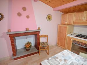 uma sala de estar com lareira e uma cozinha em Belvilla by OYO Graceful Apartment with Garden em Petrella Guidi