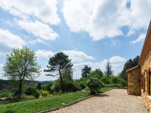 een stenen huis met uitzicht op het platteland bij Picturesque holiday home with pool in Saint-Cernin-de-lʼHerm