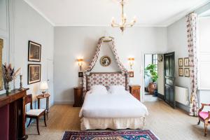 サルラ・ラ・カネダにあるAppartements Les Suites sarladaisesのベッドルーム1室(白い大型ベッド1台付)