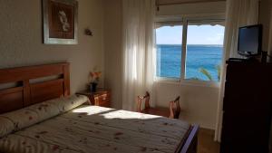 سرير أو أسرّة في غرفة في Apartment Albufereta with sea view