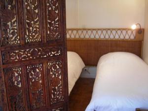1 dormitorio con 1 cama y pared de madera en Karolina Properties - Appartement Commodore Croisette, en Cannes