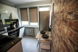 Kuchyňa alebo kuchynka v ubytovaní JDK Apartamenty Podmiejska 38m2 5-osobowy