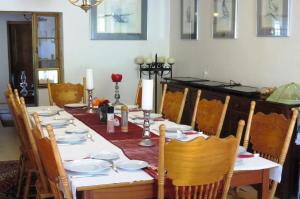 A restaurant or other place to eat at Middelkraal Accommodation